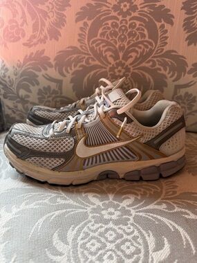 Nike Vomero 5 Men Size 12 HJ7247-099 Platinum Metallic Pewter Gold White Shoes